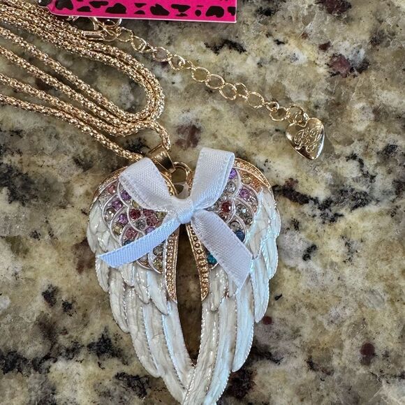 NECKLACE! Betsey Johnson Angel Wing Pendant Necklace with Gemstones & Bow BNWT - Picture 1 of 4